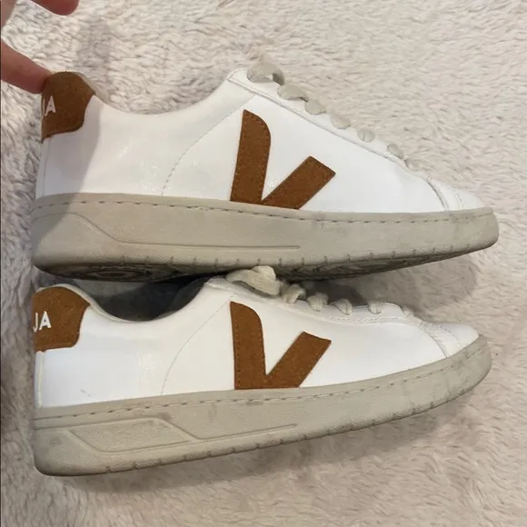 Veja Urca Bicolor White/Camel Low-Top Sneakers