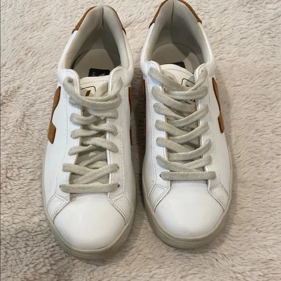 Veja Urca Bicolor White/Camel Low-Top Sneakers