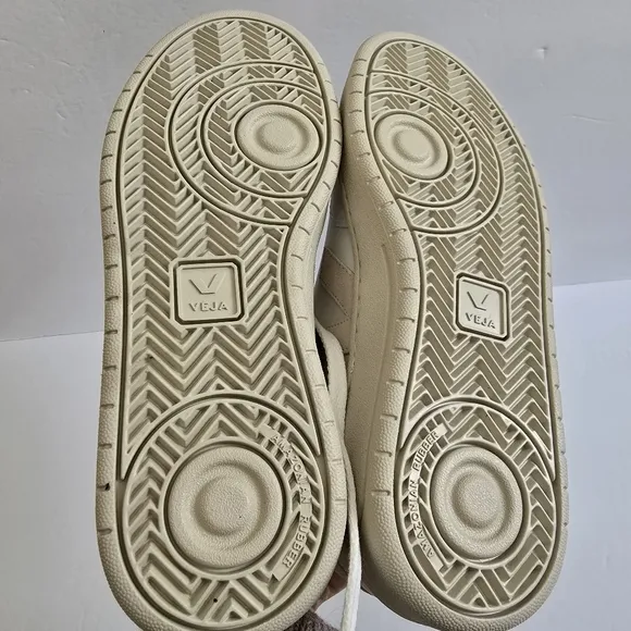 Veja White and Cream Low Top Sneakers Size 40