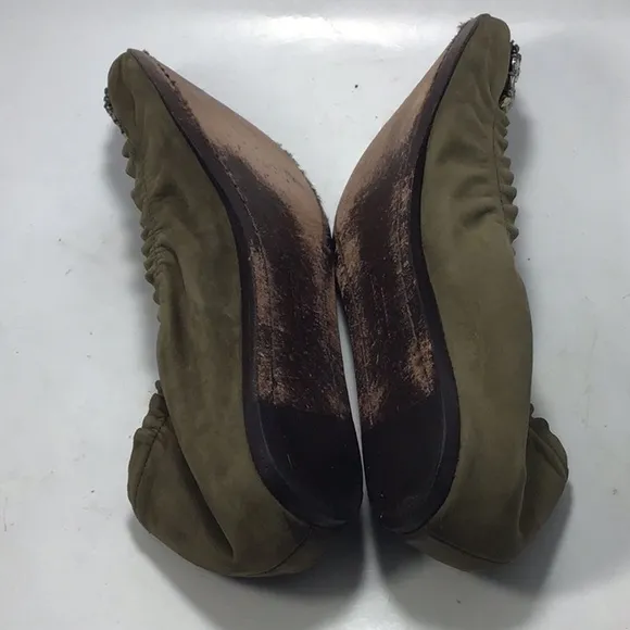 VERA WANG LAVENDER Millie Jewel Olive Suede Flat 7.
