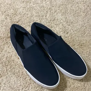 Vince brand Warren slip on NEW black platform sneakers size 6.5