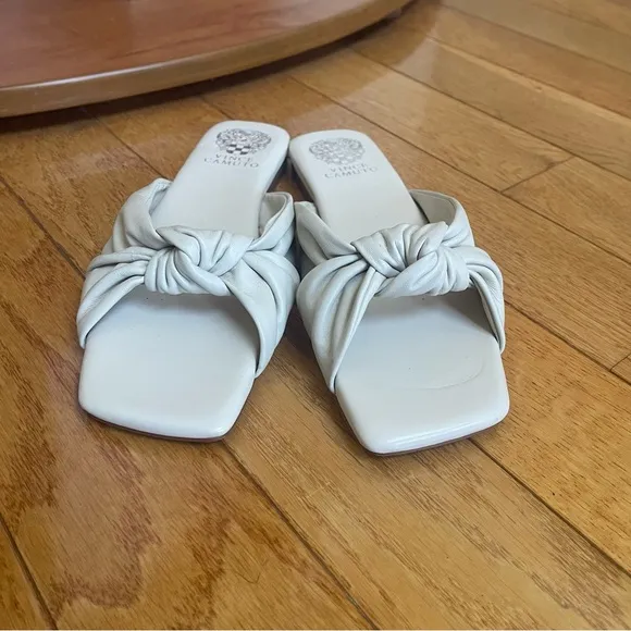 Vince Camuto Ambralee Twist Off White Quilted Leather Sandals Flats Slides Sz 8M