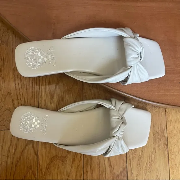 Vince Camuto Ambralee Twist Off White Quilted Leather Sandals Flats Slides Sz 8M