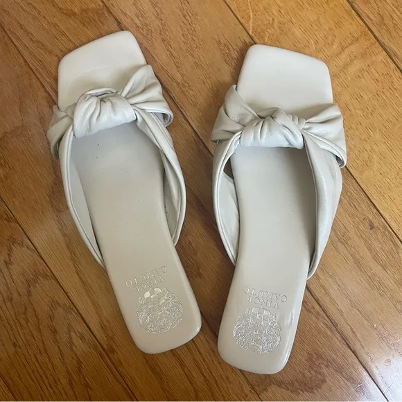 Vince Camuto Ambralee Twist Off White Quilted Leather Sandals Flats Slides Sz 8M