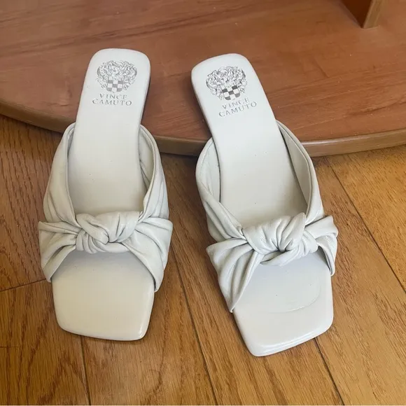 Vince Camuto Ambralee Twist Off White Quilted Leather Sandals Flats Slides Sz 8M