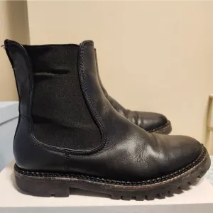 Vince Cecyl Black Leather Water Repellant Pull-on Chelsea Boots Sz. 7.5 Ret $500