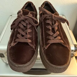 Vince Neela Women's‎ Velvet Platform Sneakers