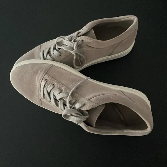 Vince Women’s Belford Suede Low Top Sneakers Gray Size 8.