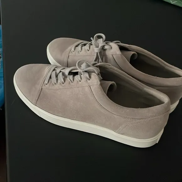 Vince Women’s Belford Suede Low Top Sneakers Gray Size 8.
