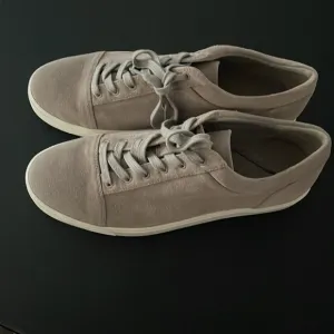 Vince Women’s Belford Suede Low Top Sneakers Gray Size 8.