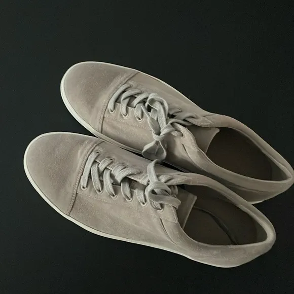 Vince Women’s Belford Suede Low Top Sneakers Gray Size 8.
