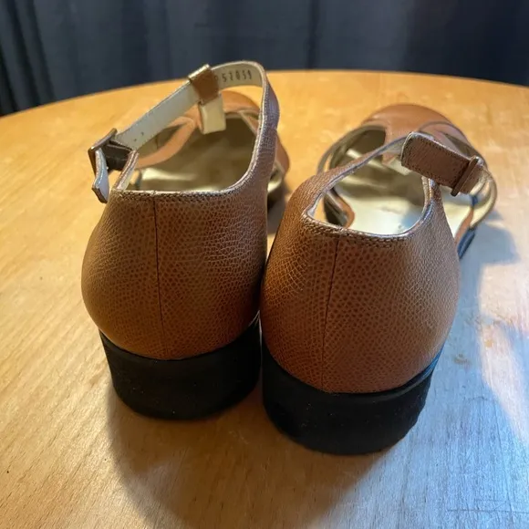 Vintage 10B Salvatore Ferragamo Dattero Pebble Sandals Naenia