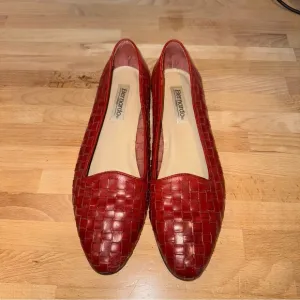 Vintage 90’s Bernardo Women's Red Woven Loafers. Size 8.5w