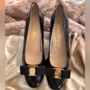 Vintage Salvatore Ferragamo 1980’s Womens Vara Patent Bow Pump Heels size 6.5B