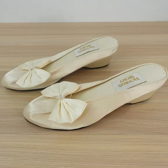 VINTAGE Victoria Secret Slip On Sandals 6 Cream Satin Bow Slide Indoor Sleepwear