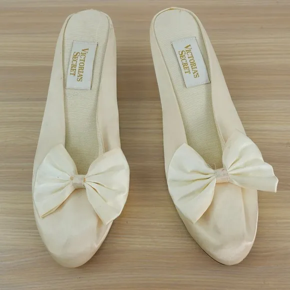 VINTAGE Victoria Secret Slip On Sandals 6 Cream Satin Bow Slide Indoor Sleepwear
