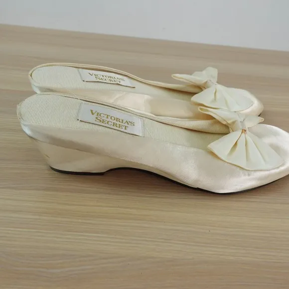 VINTAGE Victoria Secret Slip On Sandals 6 Cream Satin Bow Slide Indoor Sleepwear