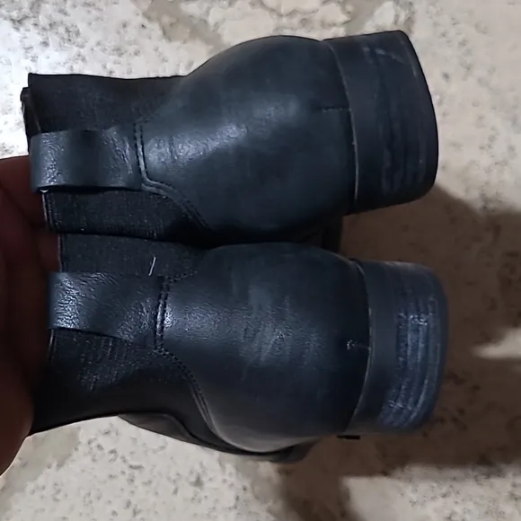Vionic Black Chelsea Leather Booties Size 9.5