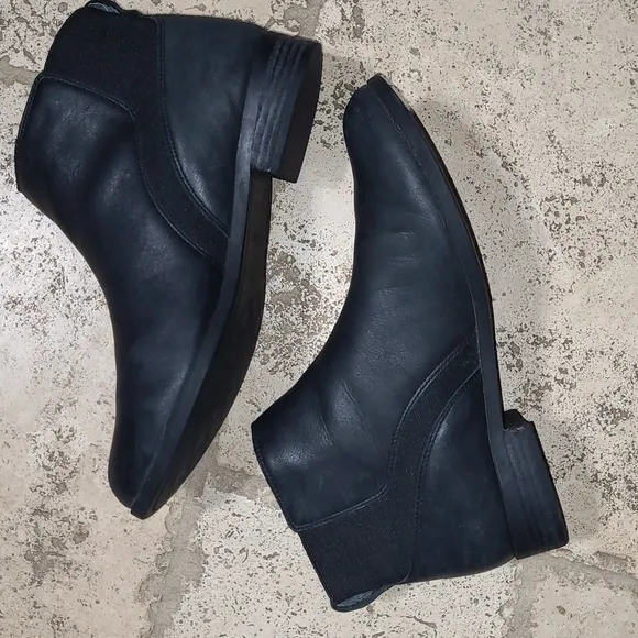 Vionic Black Chelsea Leather Booties Size 9.5