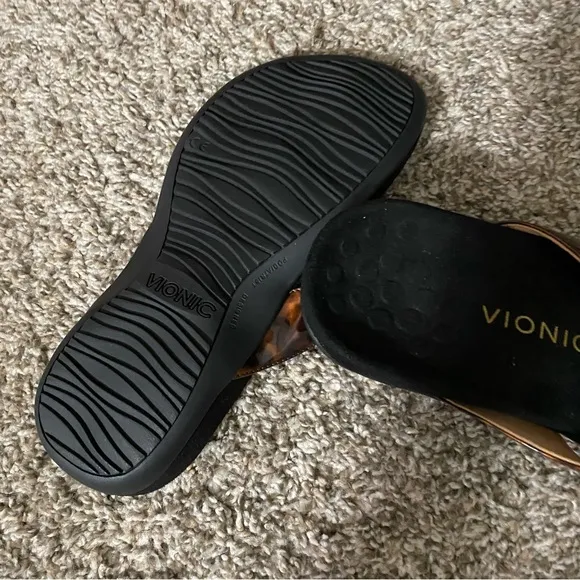 VIONIC Strap Sandals in Animal Print Size 7