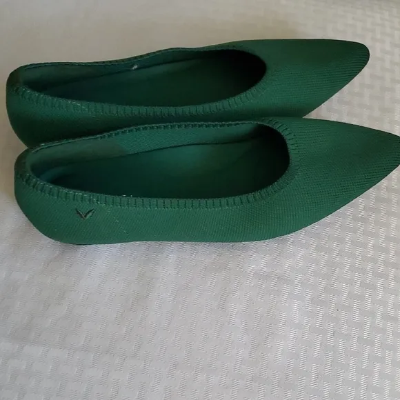 VIVAIA NWOT Green Pointed Toe Flats for Everyday Comfort