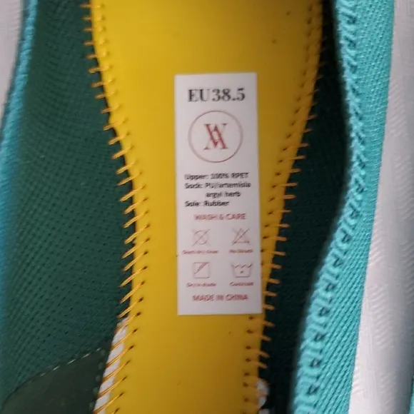 VIVAIA NWOT Green Pointed Toe Flats for Everyday Comfort