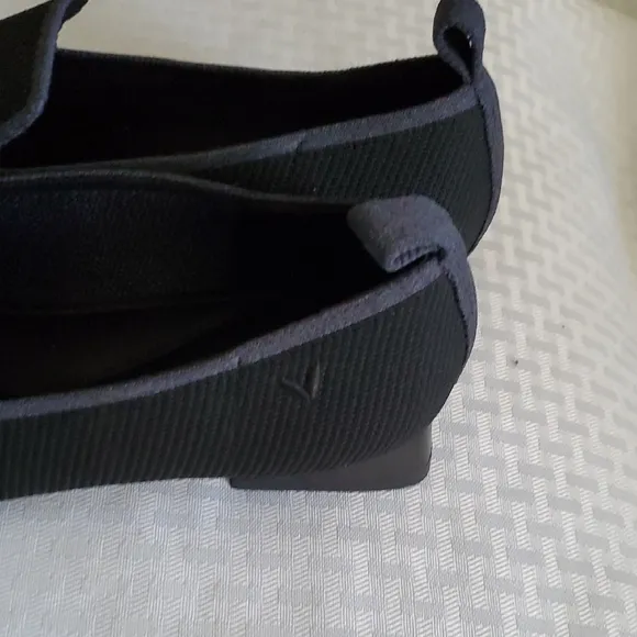 VIVAIA Sleek Black Slipon  Flats Sz 8
