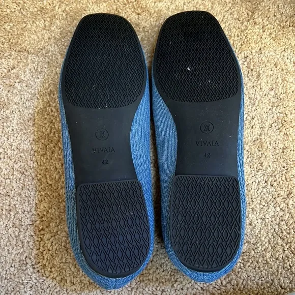 Vivaia SZ 10.5 denim blue square toe V cut flats.