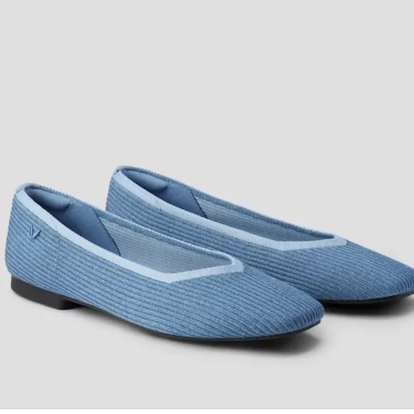 Vivaia SZ 10.5 denim blue square toe V cut flats.