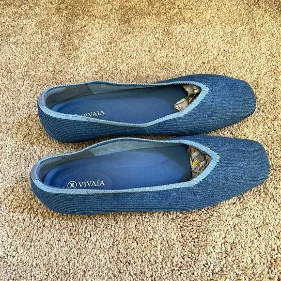 Vivaia SZ 10.5 denim blue square toe V cut flats.