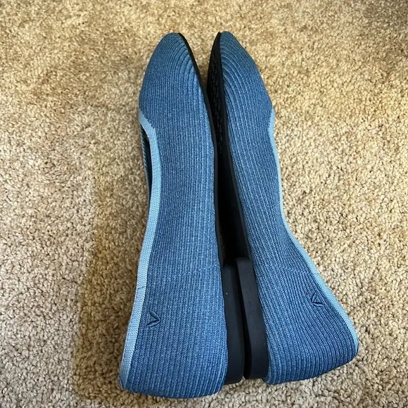 Vivaia SZ 10.5 denim blue square toe V cut flats.