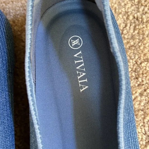 Vivaia SZ 10.5 denim blue square toe V cut flats.
