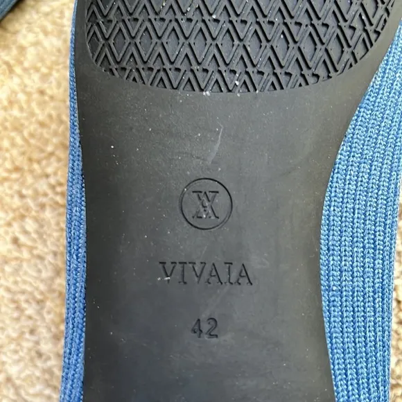 Vivaia SZ 10.5 denim blue square toe V cut flats.
