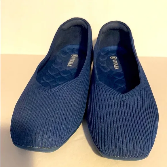 Vívala Women’s Lightweight Square-Toe V-Cut Flats (Margot Walker)