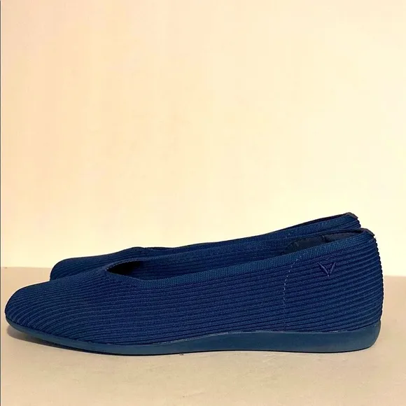 Vívala Women’s Lightweight Square-Toe V-Cut Flats (Margot Walker)