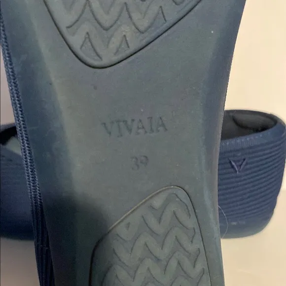 Vívala Women’s Lightweight Square-Toe V-Cut Flats (Margot Walker)