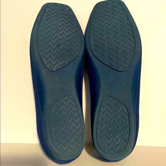 Vívala Women’s Lightweight Square-Toe V-Cut Flats (Margot Walker)