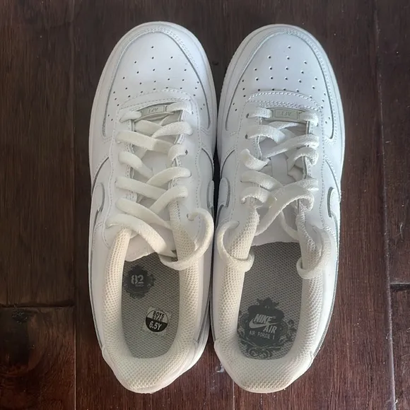 White Nike Air Force 1 low top sneakers