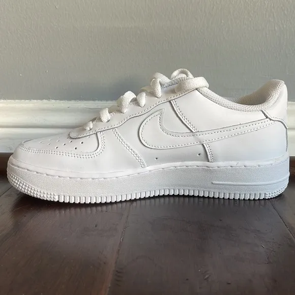 White Nike Air Force 1 low top sneakers