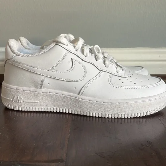 White Nike Air Force 1 low top sneakers