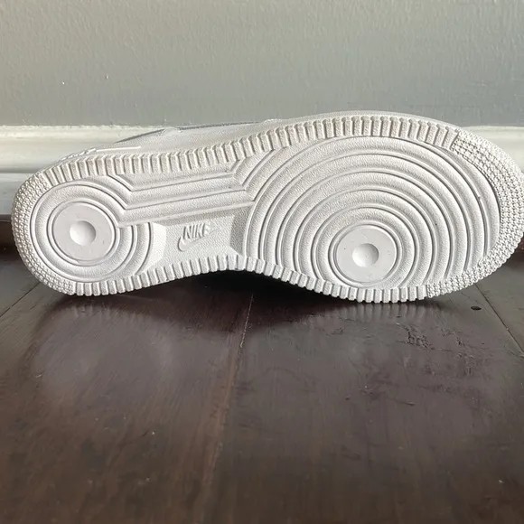 White Nike Air Force 1 low top sneakers