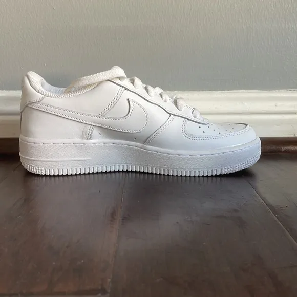 White Nike Air Force 1 low top sneakers