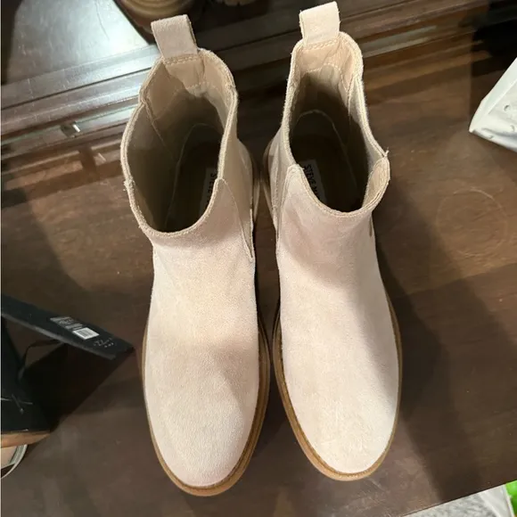 Woman's Boots Steve Madden Chelsy Chelsea Bootie Beige/Tan Suede Sz 11 NWT