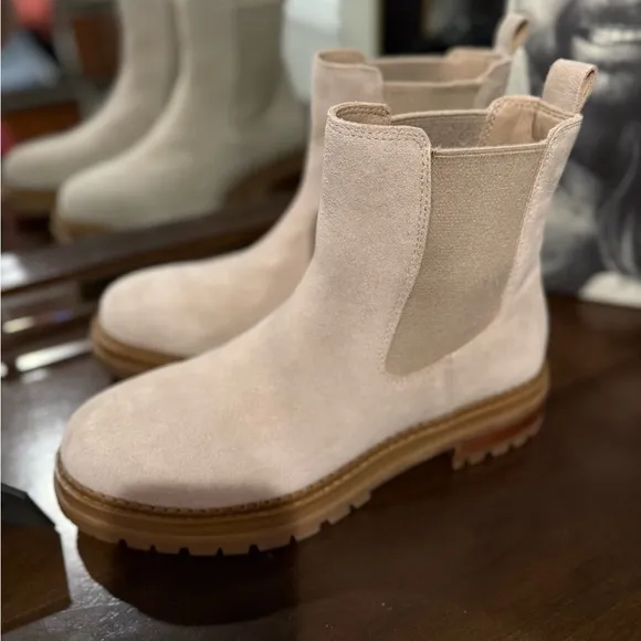 Woman's Boots Steve Madden Chelsy Chelsea Bootie Beige/Tan Suede Sz 11 NWT