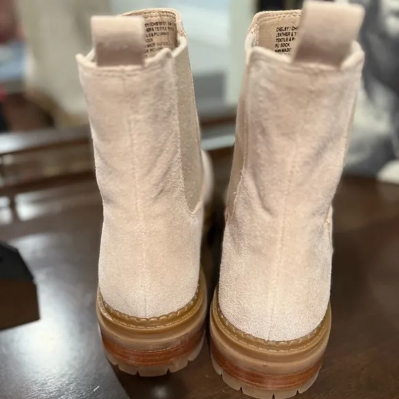 Woman's Boots Steve Madden Chelsy Chelsea Bootie Beige/Tan Suede Sz 11 NWT