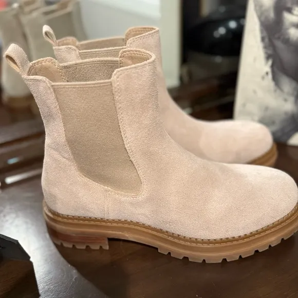 Woman's Boots Steve Madden Chelsy Chelsea Bootie Beige/Tan Suede Sz 11 NWT