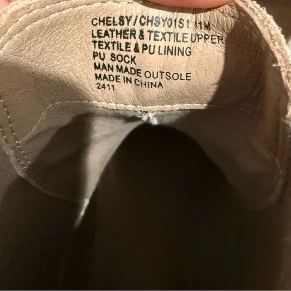Woman's Boots Steve Madden Chelsy Chelsea Bootie Beige/Tan Suede Sz 11 NWT