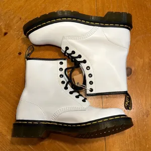 Women’s Dr. Martens 11821 1460 Smooth Leather Combat Boots White / Black NEW
