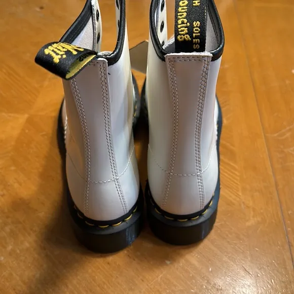 Women’s Dr. Martens 1460 Smooth Leather Combat Boots White 8-Eye Size 8 NEW