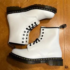 Women’s Dr. Martens 1460 Smooth Leather Combat Boots White 8-Eye Size 8 NEW